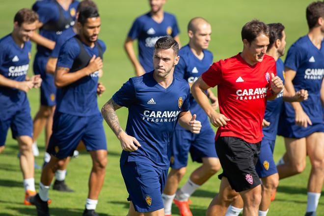 Álvaro Vázquez en el grupo en un entrenamiento en la Ciudad Deportiva (Foto: Daniel Marzo).