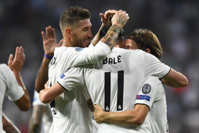 Ramos, Bale y Modric se abrazan tras el gol del galés a la Roma (Foto: UEFA).