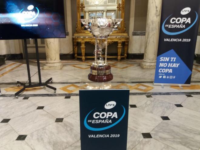 El trofeo de la Copa de España de fútbol sala que se jugará en Valencia.