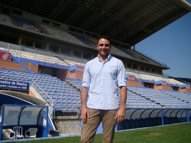 Antonio Núñez posa en el estadio Nuevo Colombino. (Foto: ED)