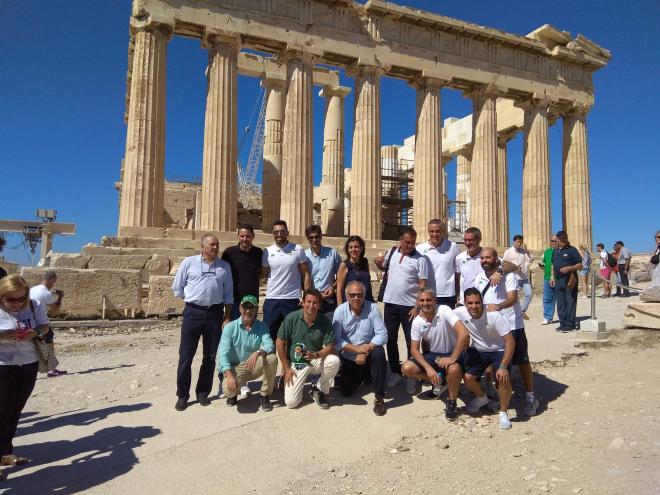 Varios integrantes de la expedición del Betis en su visita cultural en Grecia.