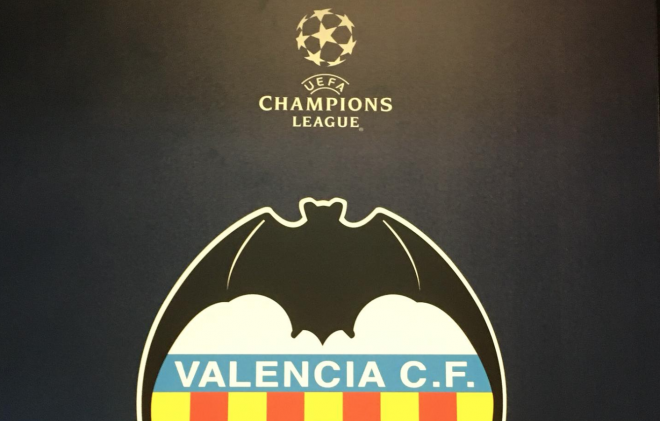 Escudo del Valencia CF con la Champions.