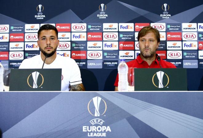 Miguel Ángel Guerrero y Pedro Martins, en la previa ante el Betis (Foto: Olympiacos FC).