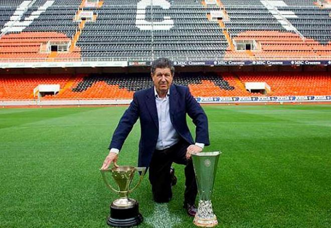 Jaume Ortí posa con el doblete conseguido por el Valencia CF durante su mandato como presidente.