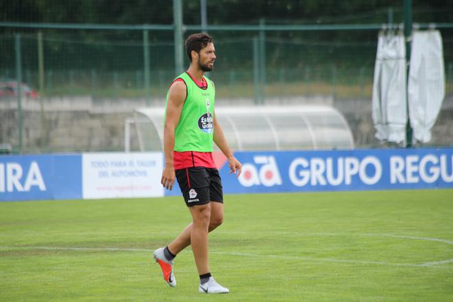 Pablo Marí, central del Deportivo, trabaja sobre el césped de 'El Mundo del Fútbol' de Abegondo en un entrenamiento del cuadro coruñés (Foto: Iris Miquel).