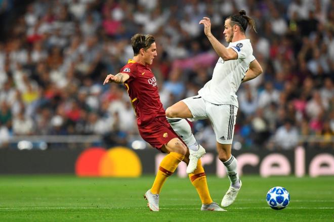 Zaniolo y Bale pelean un balón disputado en el Real Madrid-Roma de Liga de Campeones.
