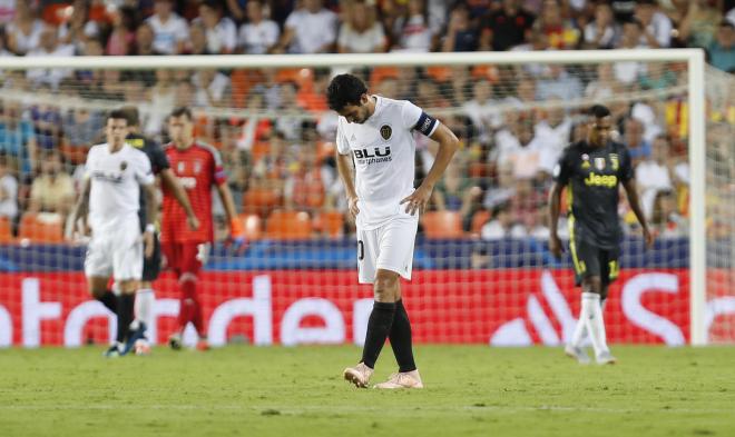 Dani Parejo cabizbajo tras fallar el penalti en aquel Valencia CF - juventus (Foto: David González).