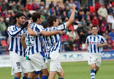 Aranburu celebrando un gol frente al Huesca. (Foto: Corazón Txuri urdin).