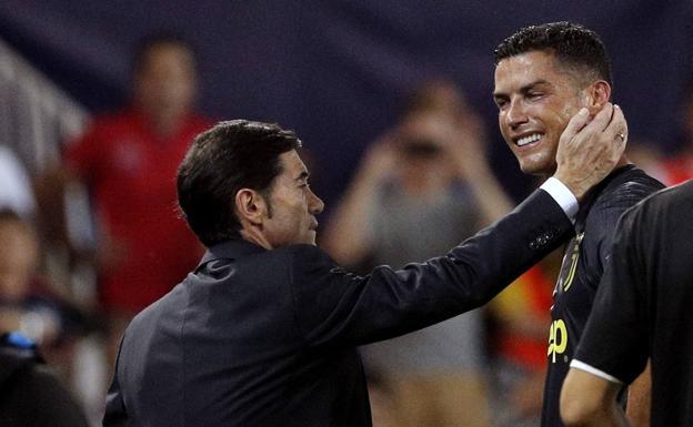 Marcelino consuela a Cristiano Ronaldo. (Foto: EFE)