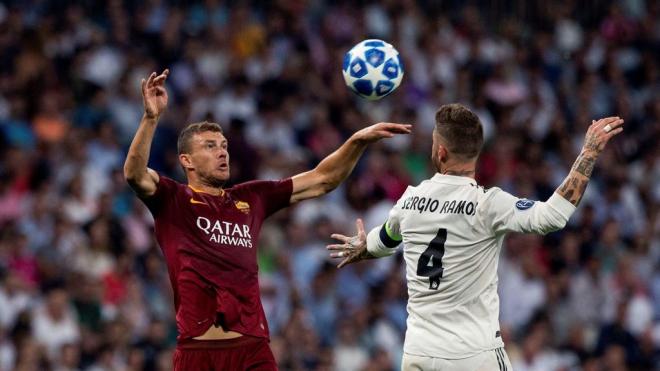 Edin Dzeko y Sergio Ramos, ante un balón suelto en la Liga de Campeones.