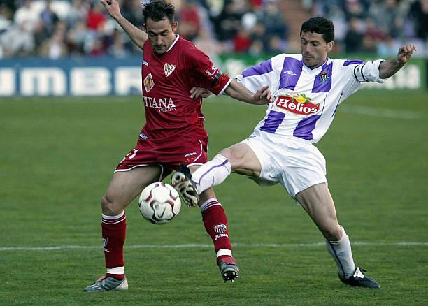Javier Torres Gómez, lucha por un esférico con el sevillista Antonio López en su etapa como futbolista del Pucela.