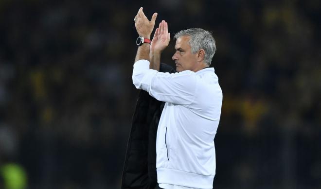 Mourinho aplaude tras un partido.