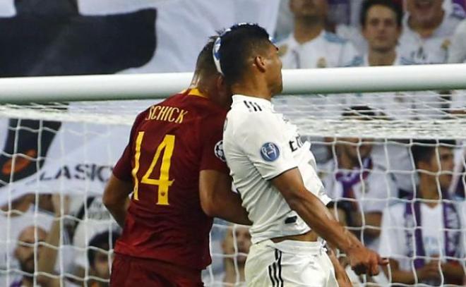 Schick y Casemiro saltan para pelear un balón dividido por alto en el Real Madrid-Roma.