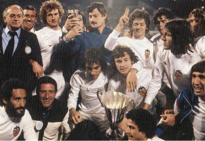 Los jugadores celebran el título de la Recopa. (Foto: Web Valencia CF)
