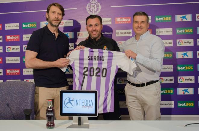 Sergio González, con Suárez y Gómez, tras su renovación hasta 2020 (Foto: RealValladolid.es)
