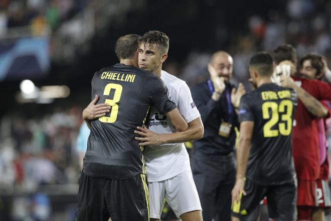 Gabriel y Chiellini se abrazan en el Valencia-Juventus. (Foto: David González)
