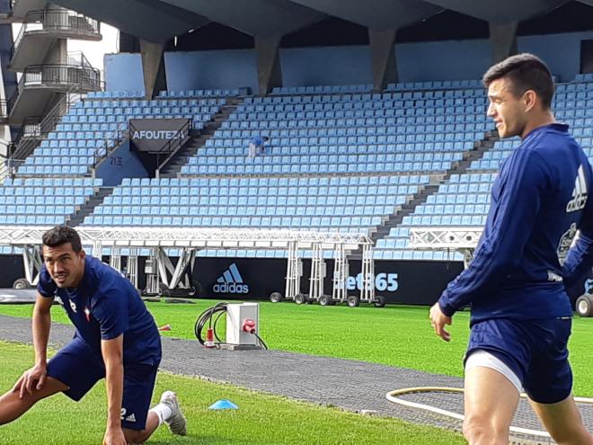 Cabral y Maxi Gómez realizan estiramientos en Balaídos.