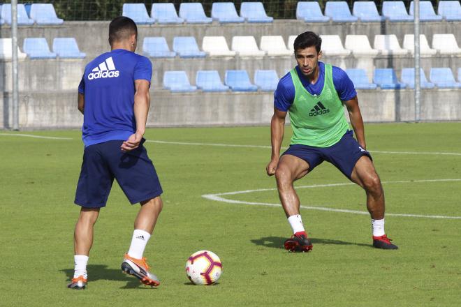 Alanís defiende en un entrenamiento del Real Oviedo (Foto: Luis Manso).