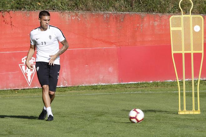 Uros Djurdjevic durante un entrenamiento con el Sporting (Foto: Luis Manso).