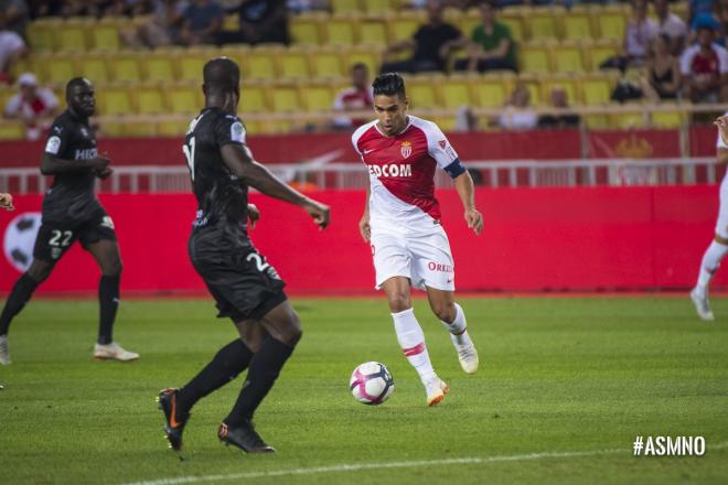 Radamel Falcao encara a un defensa del Nimes (@AS_Monaco).