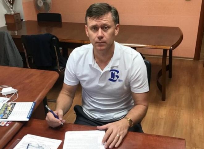 Igor Lediakhov en el momento de la firma de su contrato con el FC Baltika (Foto: FC Baltika).