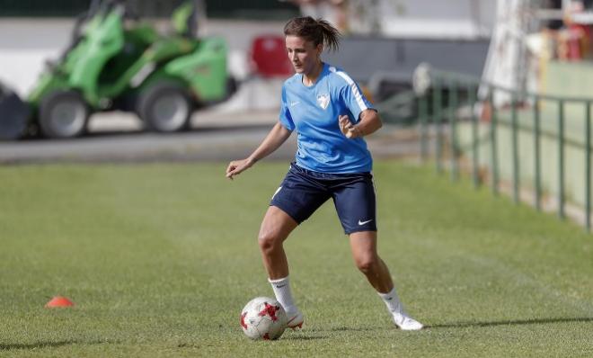 Leti Méndez, jugadora del Málaga CF Femenino, en acción.