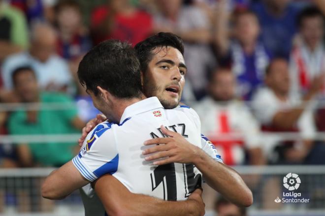 Merino celebra con Elustondo el gol en Huesca (Foto: LFP).