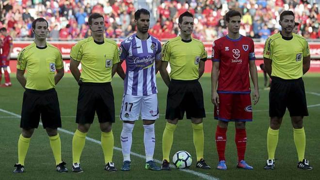 El cuarteto arbitral encabezado por Eduardo Prieto Iglesias, junto a Javi Moyano e Íñigo Pérez, antes del CD Numancia - Real Valladolid de play off.