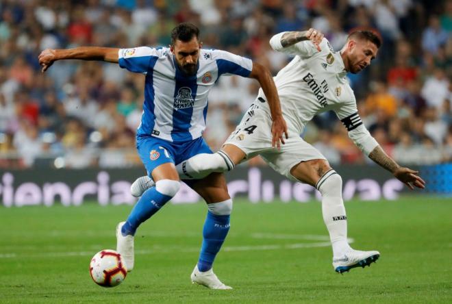 Borja Iglesias y Sergio Ramos disputan un balón en el Real Madrid-Espanyol.
