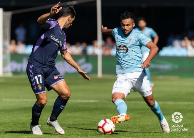 Boufal encara a Moyano en el Celta-Valladolid de Balaídos (Foto: LaLiga).