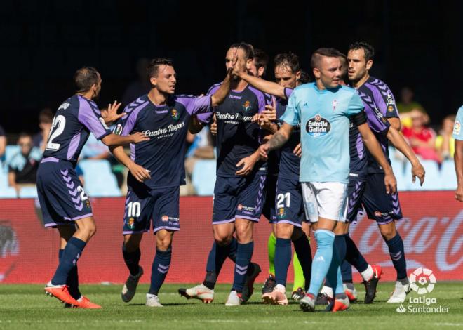 Los jugadores del Real Valladolid celebran el gol de Óscar Plano al Celta en Balaídos (Foto: LaLiga Santander).