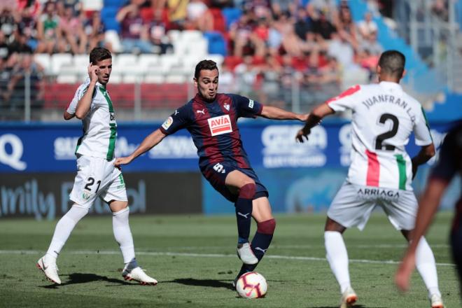 Escalante, controlando el balón ante Rubén Pérez y Juanfran en el Eibar-Leganés de Ipurua (Foto: SD Eibar).