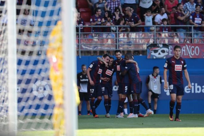 Los jugadores del Eibar celebrando junto a Kike el uno a cero. (Foto: SD Eibar)