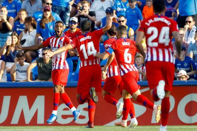 Los jugadores del Atlético de Madrid se abrazan tras el gol de Lemar.