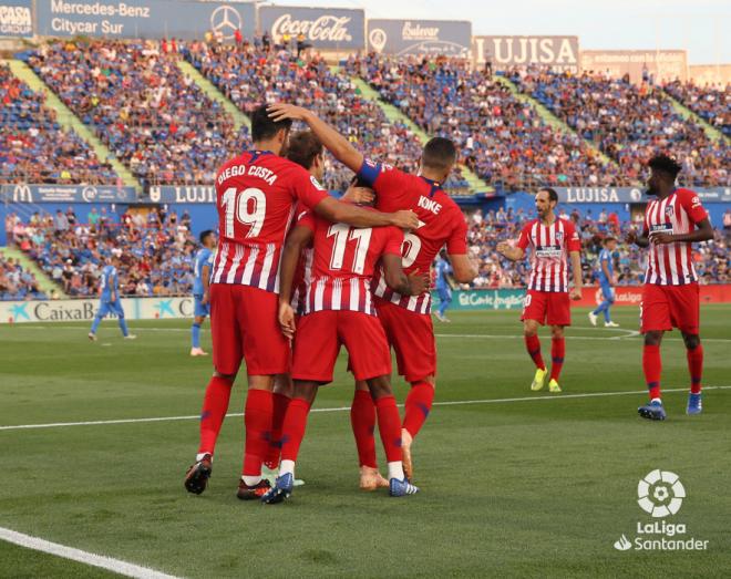 Los jugadores colchoneros celebran el segundo gol.