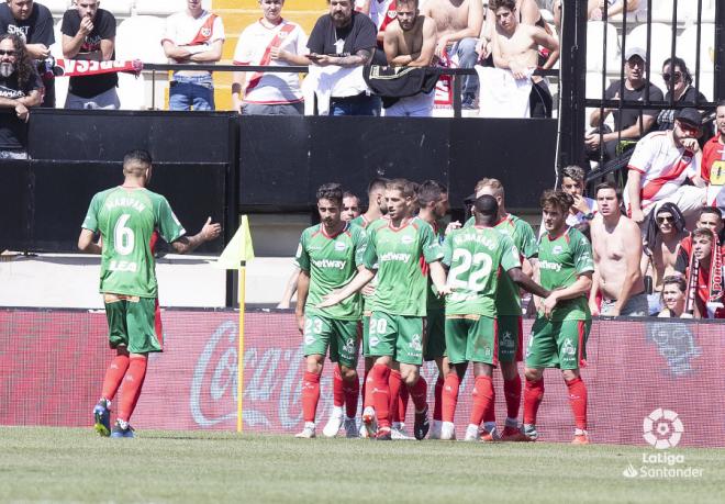 Los jugadores del Alavés celebran uno de sus goles en Vallecas (Foto: LaLiga Santander)
