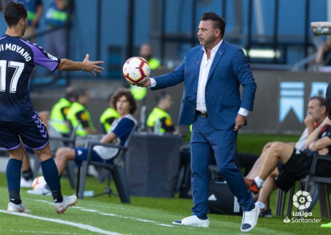 Antonio Mohamed le da el balón a Moyano para que saque de banda en el Celta-Valladolid en Balaídos (Foto: LaLiga).