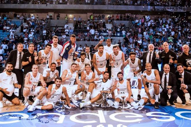 Los jugadores del Real Madrid celebran la Supercopa de Baloncesto.
