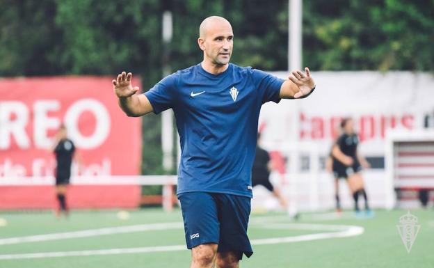 Ricky Alonso, entrenador del Sporting de Gijón Femenino, durante un entrenamiento (Foto: RSG).