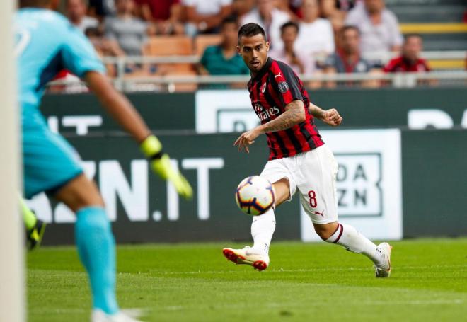Suso, jugador del Milan, pone un balón desde la banda en el Milan-Atalanta.
