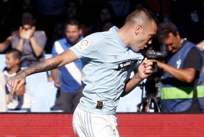 Iago Aspas se besa el escudo del Celta tras su gol al Valladolid en Balaídos (Foto: EFE).