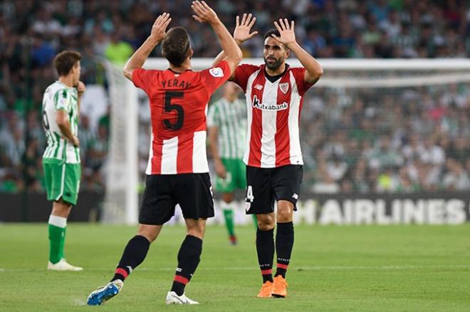 Yeray y Balenziaga festejan un gol en el Betis - Athletic de este domingo (Foto Kiko Hurtado)