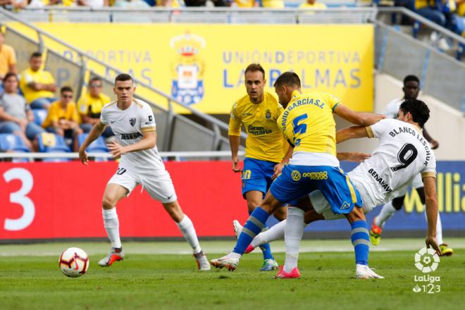 Blanco Leschuk cae frente a un jugador de la UD Las Palmas (foto: LaLiga).