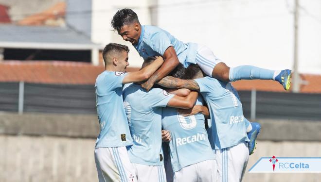 Los jugadores del Celta B celebran uno de sus goles al Rápido de Bouzas (Foto: RCCV).