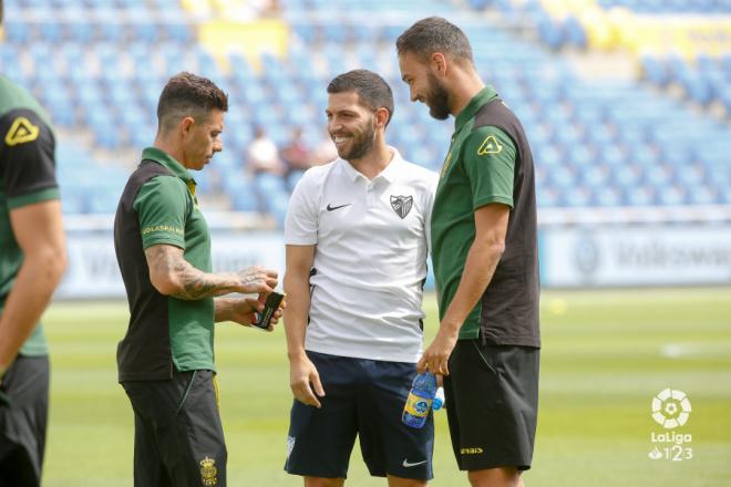 Dani Pacheco dialoga con Rubén Castro y Deivid antes del encuentro.