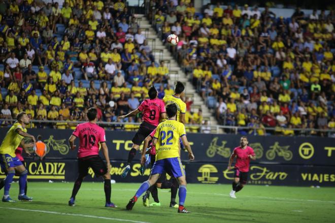 Carrillo, a la espera de recibir un balón (Foto: Cristo García).