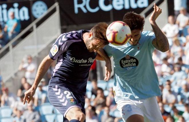 David Costas y Duje Cop luchan por un balón en el Celta-Valladolid en Balaídos (Foto: EFE).