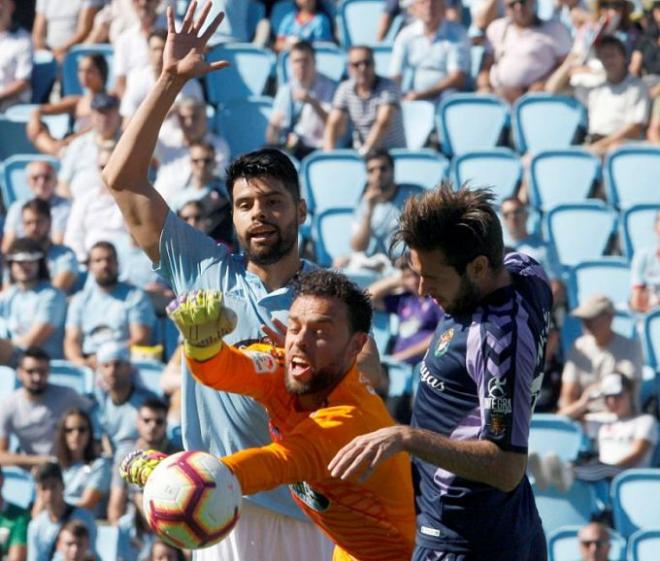 Sergio Álvarez despeja un balón ante Duje Cop y Néstor Araujo en el Celta-Valladolid en Balaídos (Foto: EFE).