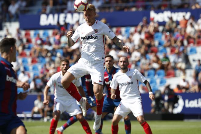 Kjaer despeja un balón en el campo del Levante.