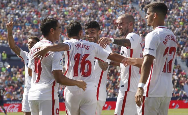 Los jugadores del Sevilla celebran un gol ante el Levante (Foto: Alberto Iranzo).